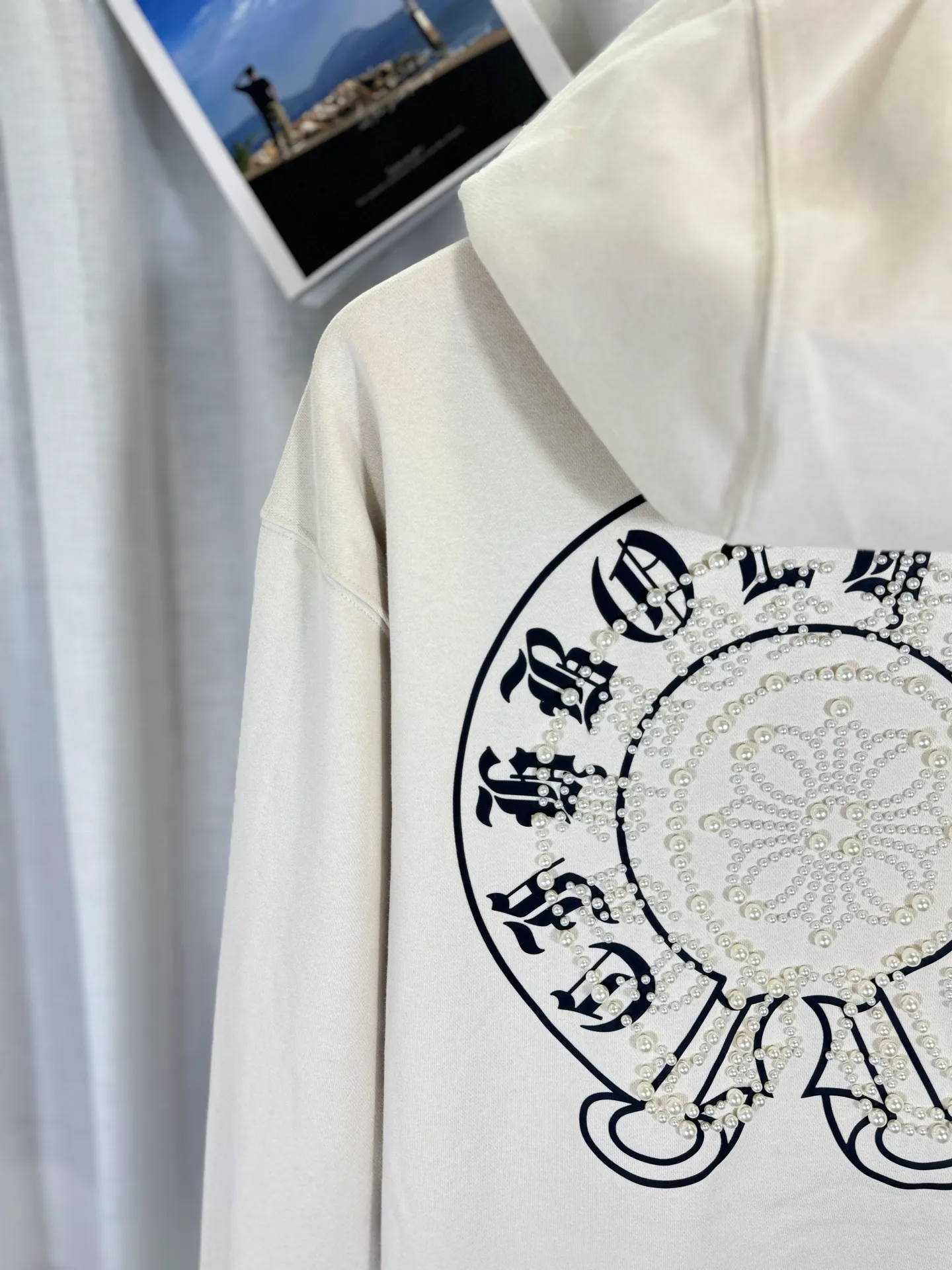 P350 top version, real shot without P, ​​different from market currency) 𝗖𝗵𝗿𝗼𝗺𝗲 𝗛𝗲𝗮𝗿𝘁𝘀/Cro Heart 2025 Compass Pearl Embroidery Autumn and Winter New Original Single Counter American Laser Burnt 3D Three-dimensional Appliqué Pearl Couple Casual Cardigan Sweatshirt 👑The highest version! Customized fabric 480g tripe terry fabric! American acid-washed and distressed original fabric, laser burning + patch embroidery, exquisite embroidery of letters! The best-selling model in the counter, very comfortable to wear. Accessories: original molded and authenticated collar label➕100% silk wash label. Genuine purchase-grade original hangtag➕matching hanging rope➕3D hanging beads➕original packaging bag. Craftsmanship: The original version has consistent wiring! The highest version of the armhole matching technique! Color: Beige Black Size: S M L XL Style No.: 25-353